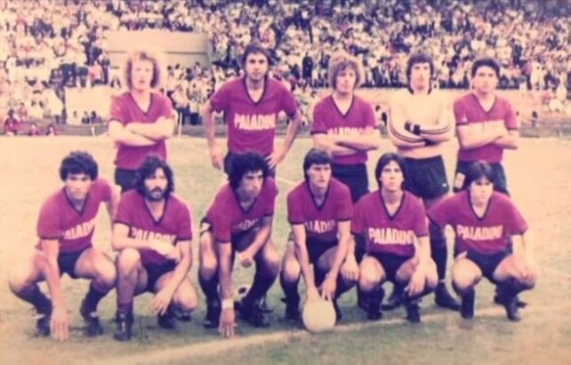 La foto inolvidable del Trinche. En su querido Central Córdoba