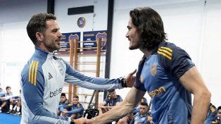 Edinson Cavani fue suplente por haber llegado tarde a la charla técnica.