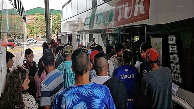 Todos los años los trabajadores parten con sus familias a la cosecha de la manzana.