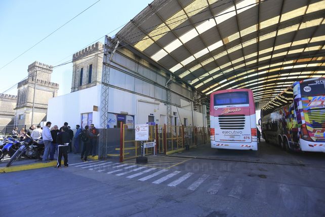 Frente a Flecha Bus protestaron por el despido de 37 trabajadores