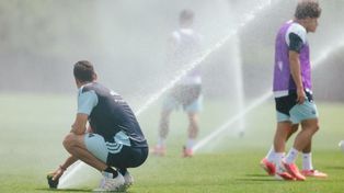Lionel Scaloni se divierte dirigiendo los grifos de agua hacia los jugadores. El técnico entrenó con todos a disposición.