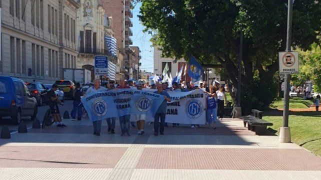 La CGT Paraná marchó por los jubilados y contra la represión