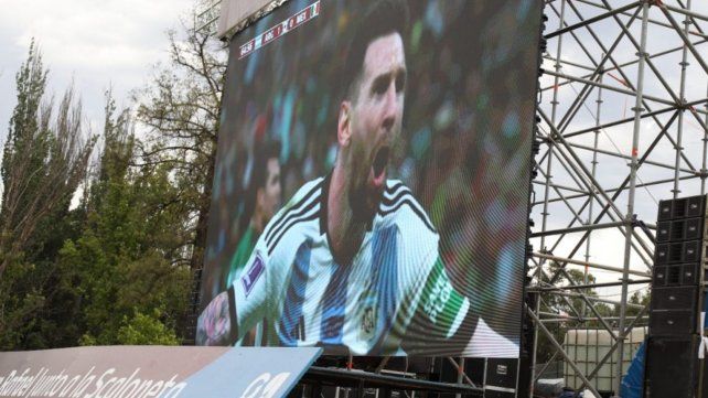 Mientras el dueño miraba a la selección argentina en la Fan Zone de San Rafael