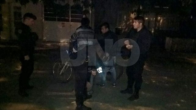 Detuvieron a dos jóvenes y secuestraron un revólver cargado en Villa Hipódromo
