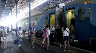 Los trenes de larga distancia que parten de Rosario van con todos los asientos ocupados