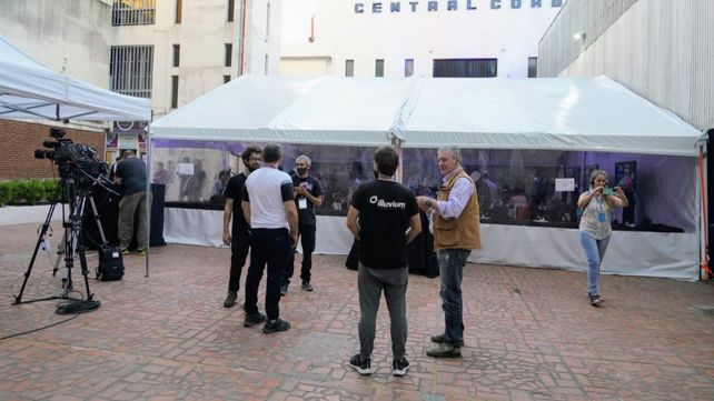 Los periodistas fueron los primeros en llegar al bunker en Central Córdoba.