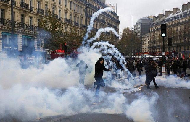 Manifestantes y policías chocan en el distrito 11º de París.