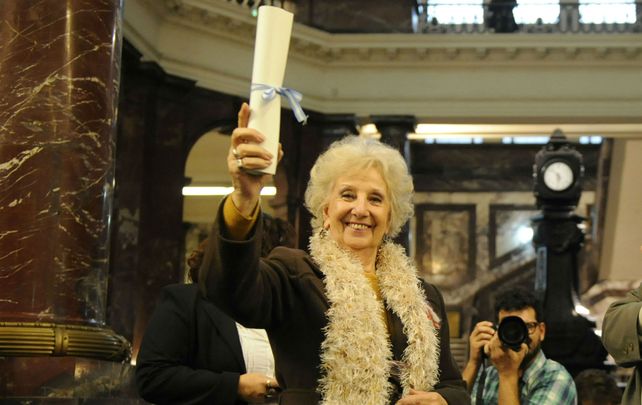 Estela y su diploma de la UNR.