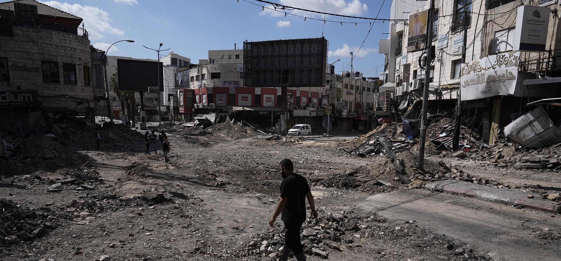 La gente camina entre los escombros tras una redada del ejército israelí en Yenín, Cisjordania, el miércoles 4 de septiembre de 2024. (Foto AP/Majdi Mohammed) La gente camina entre los escombros tras una redada del ejército israelí en Yenín, Cisjordania, el miércoles 4 de septiembre de 2024. (Foto AP/Majdi Mohammed)