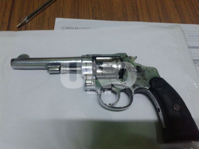 Pareja de novios detenida con un arma cargada después de un tiroteo