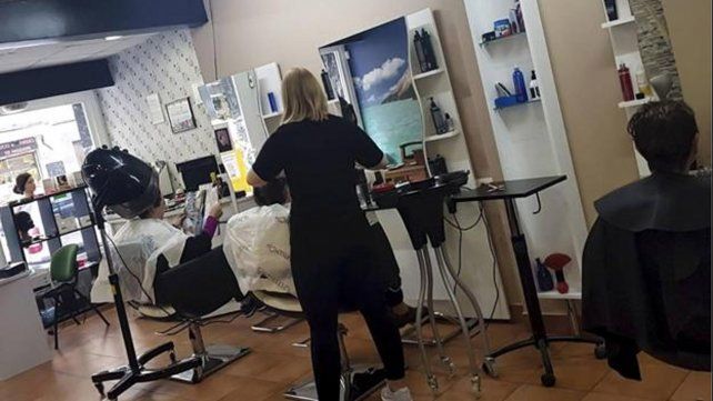 Dos Trabajadoras Y Una Clienta De Una Peluqueria Con Coronavirus
