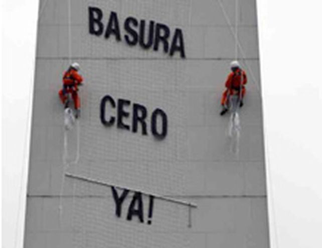Hacen descender del Obelisco a dos activistas de Greenpeace que piden por Basura Cero