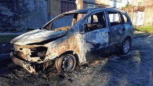 El auto incendiado en la madrugada habría sido obra de los quemacoches