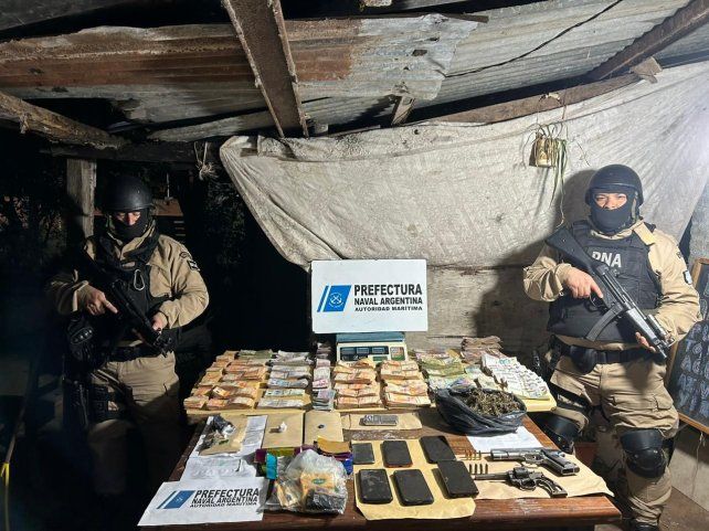 Rincón: cinco aprehendidos en allanamientos, secuestro de 300 dosis de drogas y más de $7 millones en efectivo Rincón: cinco aprehendidos en allanamientos, secuestro de 300 dosis de drogas y más de $7 millones en efectivo