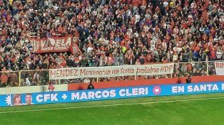 Los hinchas de Unión se acordaron de Méndez con una bandera en el 15 de Abril