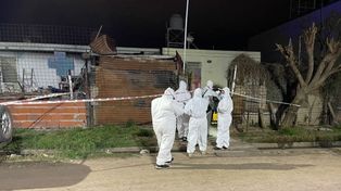 B° Los Troncos: balearon a una menor de 15 años y a una mujer de 35 que estaban sentadas en la vereda