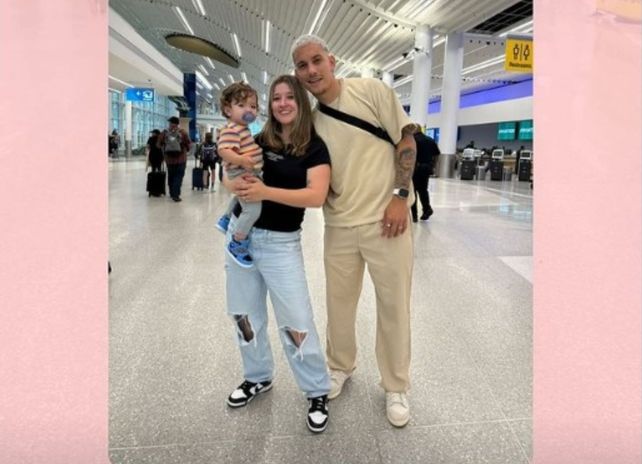 Enzo Copetti junto a su familia en el aeropuerto antes de partir rumbo a Rosario.