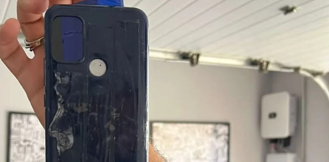 El celular que Alejandra encontró pegado con cinta debajo de su auto. Apenas lo vio supo que su perseguidor estaba cerca. 