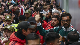 En medio de una multitud, Vozinha aterrizó en Chile para convertirse en jugador de Colo Colo