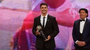 Zampedri recibió al premio escoltado por el histórico Bam Bam Zamorano.