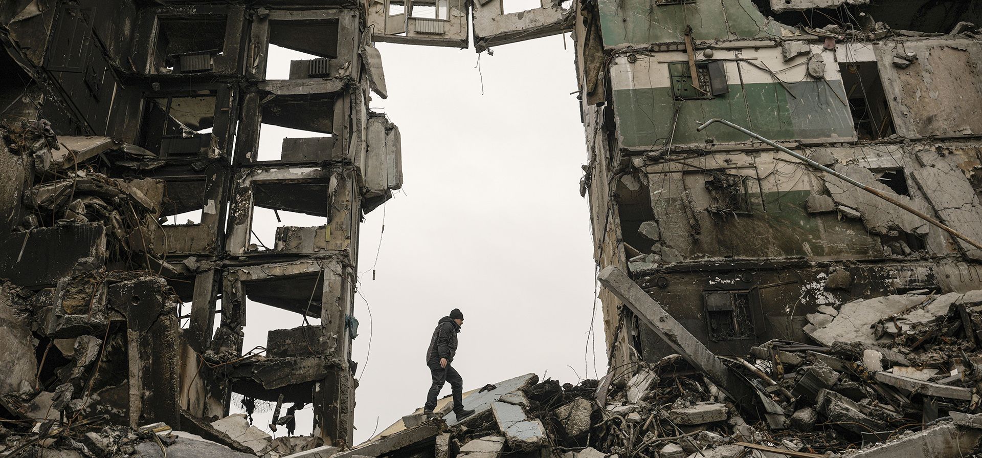 Un residente busca sus pertenencias en un edificio de apartamentos destruido durante los enfrentamientos entre las fuerzas ucranianas y rusas en Borodyanka, Ucrania. (Foto AP/Vadim Ghirda) Un residente busca sus pertenencias en un edificio de apartamentos destruido durante los enfrentamientos entre las fuerzas ucranianas y rusas en Borodyanka, Ucrania. (Foto AP/Vadim Ghirda)