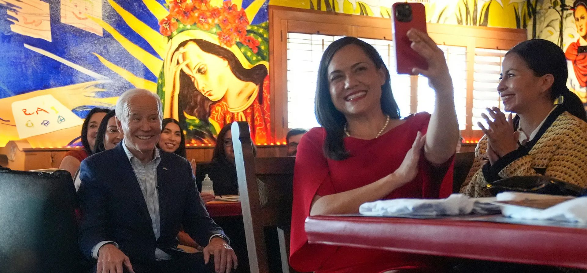 El presidente de Estados Unidos, Joe Biden, posa para una foto antes de hablar en un acto de campaña en el restaurante El Portal, Phoenix, Estados Unidos. Fotografía: Jacquelyn Martin/AP El presidente de Estados Unidos, Joe Biden, posa para una foto antes de hablar en un acto de campaña en el restaurante El Portal, Phoenix, Estados Unidos. Fotografía: Jacquelyn Martin/AP