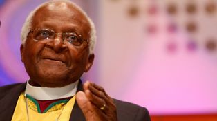 Internaron  al Nobel  Desmond Tutu