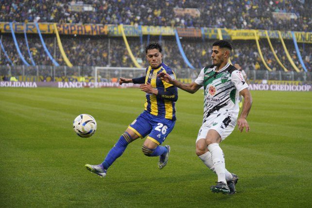 El pibe Cantizano trata de aguantar la pelota. Como todo el equipo