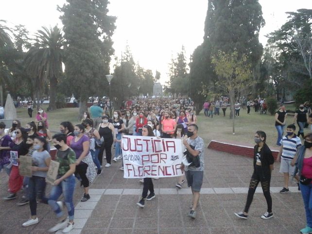 En San Jorge ayer unas mil personas se congregaron en la plaza principal para pedir justicia por Florencia.