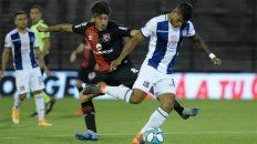 Pablo Perez disputa una pelota en el centro de la cancha. Pablo Perez disputa una pelota en el centro de la cancha.