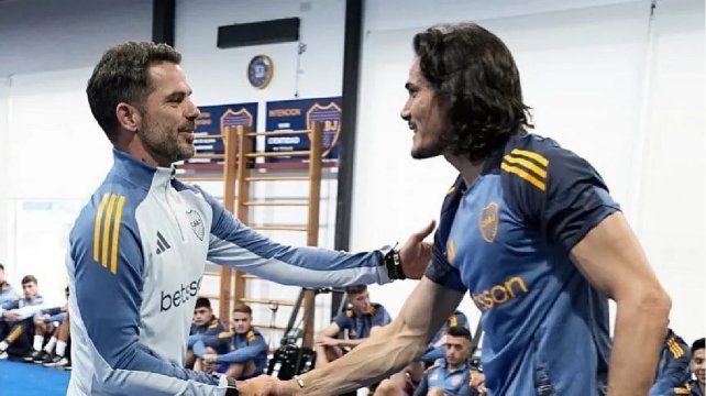 Edinson Cavani fue suplente por haber llegado tarde a la charla técnica.