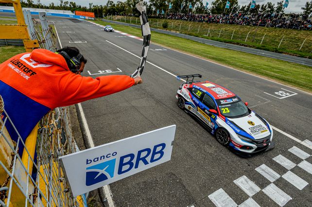 El mejor de todos del TCR South America fue el líder Montenegro (Honda). Ganó las dos finales en el Fangio.