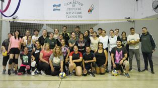 El grupo de vóley que entrena Fabiana en la cooperativa 12 de Octubre en barrio La Florida.