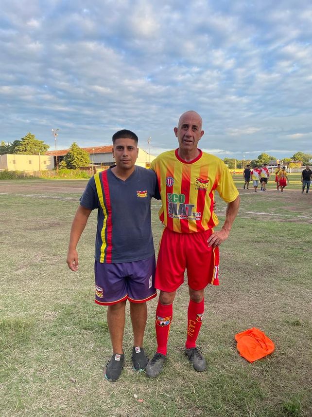 Esteban Cuenca (izquierda) abrazado a su amigo Gustavo Rojo en la cancha de Defensores Unidos.&nbsp;