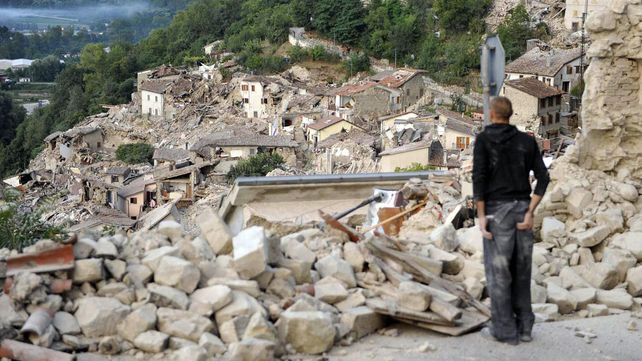 Ascienden a 120 los muertos por el devastador terremoto en el centro de Italia