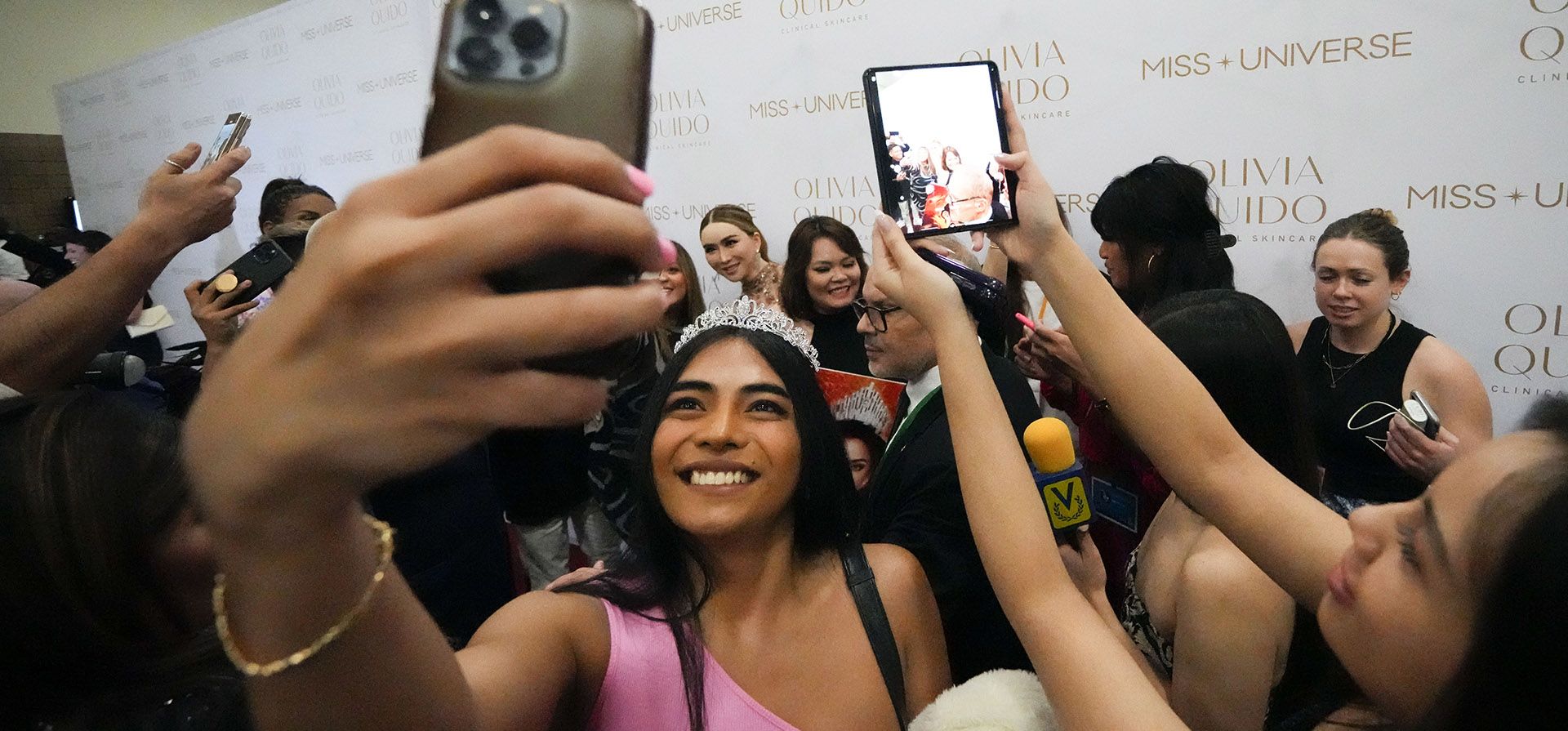 Asistentes al concurso se toman selfies con Anne Jakkaphong Jakrajutatip, la nueva propietaria de la Organización Miss Universo, cuando llega a la ronda preliminar del 71° concurso Miss Universo Beaty en Nueva Orleans, el miércoles 11 de enero de 2023. (AP Foto/Gerald Herbert)