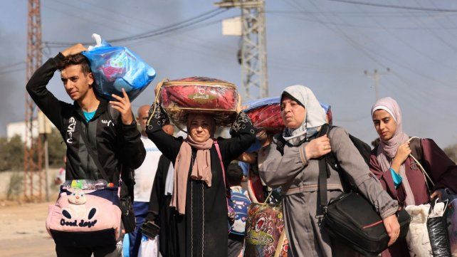 Familias palestinas que huyen de la ciudad de Gaza y otras partes del norte de Gaza hacia las zonas del sur