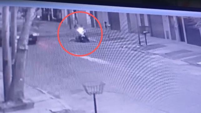 El momento en que los ladrones abordan a la nena de 11 años y la víctima cae al suelo