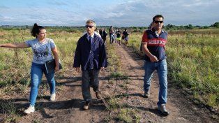 SIN CONTROL. El juez Martín Furman flanqueado por los vecinos Evangelina Márquez y Sergio Strak, camina uno de los cinco ingresos al basural.
