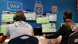 Los árbitros comienzan a rebelarse ante las órdenes del VAR.