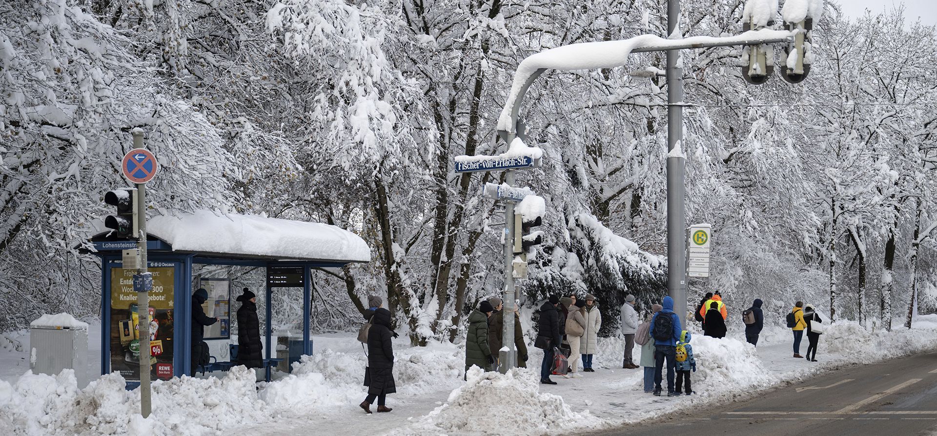 Pasajeros esperan un autobús en una parada cubierta de nieve en Múnich, Alemania, el lunes 4 de diciembre de 2023. (Lukas Barth/dpa vía AP) Pasajeros esperan un autobús en una parada cubierta de nieve en Múnich, Alemania, el lunes 4 de diciembre de 2023. (Lukas Barth/dpa vía AP)