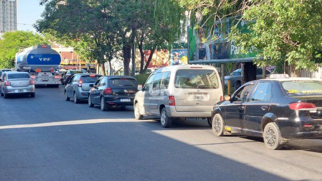 Largas filas en estaciones de servicio de la ciudad de Santa Fe ante el posible aumento de las naftas.