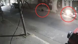 La víctima se abalanzó sobre los motochorros y logró detener a los delincurntes cuando escapaban. (Foto: captura de video)