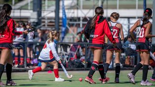 Juntas a la par. En el sintético del hipódromo armonizaron todas las jugadoras de hockey.