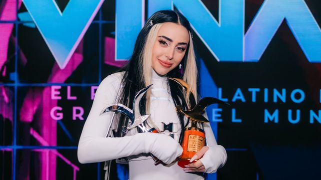 La rosarina Nicki Nicole exhibe los premios Gaviota de Oro y Plata que le entregaron en el Festival de Viña del Mar. 