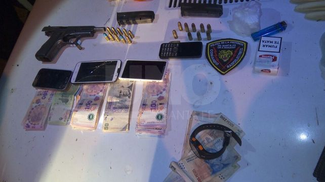 Los detuvieron mientras repartían droga a domicilio armados y con gorras de policías