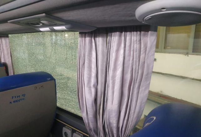 Una ventanilla derecha del interno 7 con el vidrio estallado tras un piedrazo
