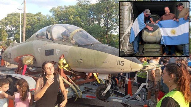 Llegada del avión Aermacchi de Owen Crippa a Sunchales.