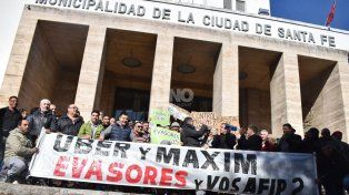 Taxistas y remiseros se manifestaron frente al municipio en una nueva prórroga para inscripciones de App de viajes y exigen el cumplimiento de la ordenanza de plataformas