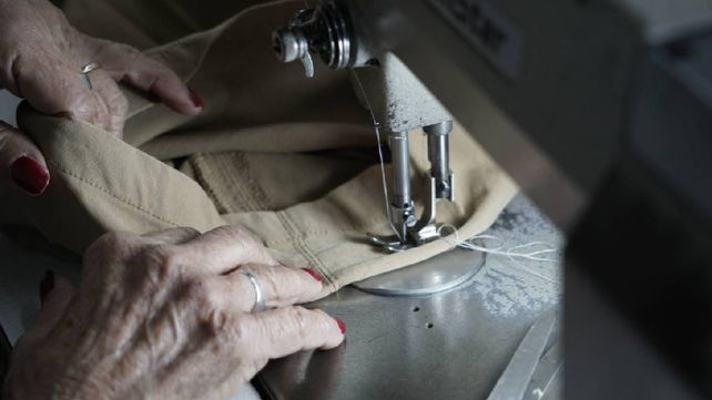 La ropa pasa por las manos de una costurera antes de ser desechada